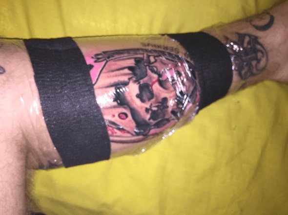 Bandagiertes Tattoo mit Plastikfolie