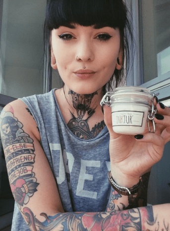 krásná potetovaná dívka s tetovacím krémem