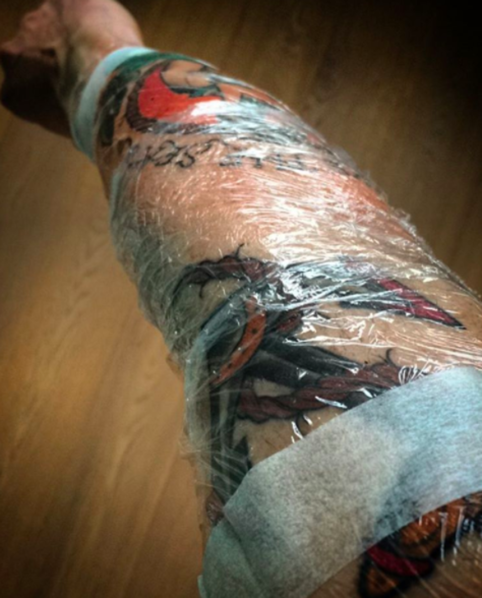 frisches Tattoo in Plastikfolie verpackt