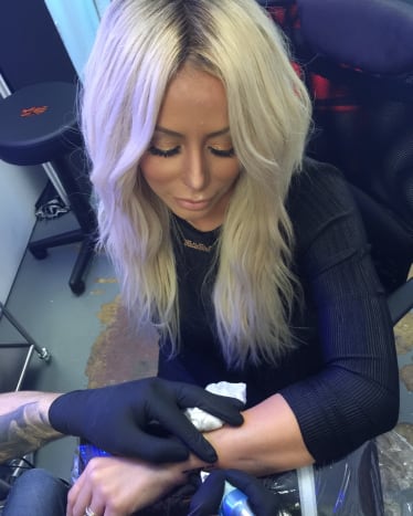 Aubrey O'Day bekommt Dumblonde in Morse-Code eingefärbt.