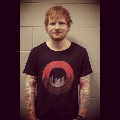 (Foto: Ed Sheeran/Instagram) Zpěvák oceněný Grammy Ed Sheeran může vydávat nevinnou atmosféru dobrého chlapce se svým pískavým čistým obrazem a okouzlujícím přízvukem, ale pod tímto zdravým chováním je 25letý mladík prakticky zakrytý v tetování, s více než 60 barevnými kousky pokrývajícími jeho paže, hrudník a břicho a pár desítek dalších plánovaných na záda.