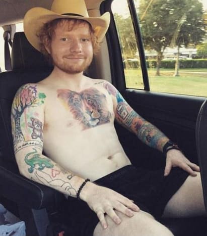 (Foto: Ed Sheeran/Instagram)In einem Interview mit The Sun im letzten Monat sprach Ed Sheeran über seine zukünftigen Tattoo-Pläne und sagte: „Damien [Hirst] hat mein nächstes Tattoo gezeichnet, also werde ich das erledigen. Es ist ein Schädel, es ist sehr cool.“ Was die Platzierung dieses Tattoos angeht, gibt Sheeran zu, dass ihm schnell die Immobilien ausgehen. 