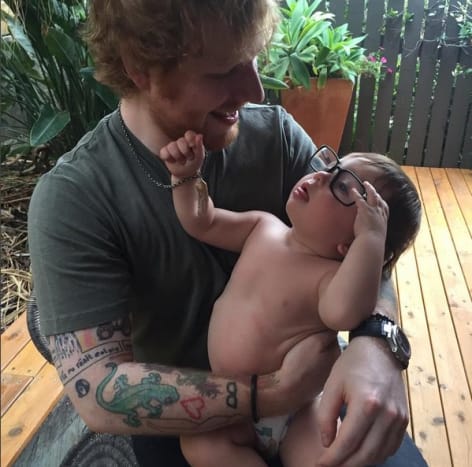 (Ed Sheeran fotografiert mit dem britischen Rapper, Examples Sohn Evander. Foto: Ed Sheeran/Instagram)