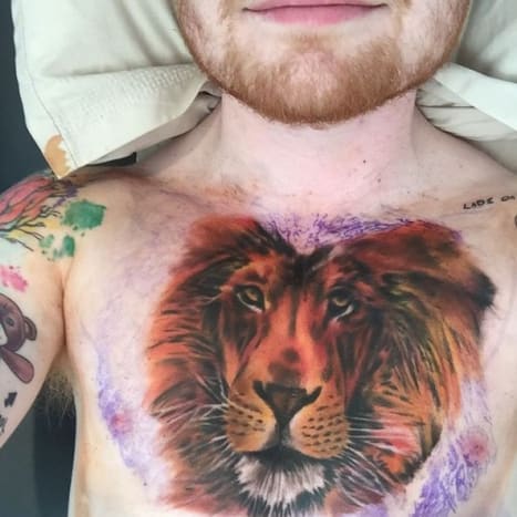 (Foto: Ed Sheeran/Instagram)Wenn es um die Entscheidung für ein neues Tattoo geht, so Sheeran: „Ich bekomme jedes Mal eins, wenn es etwas gibt, auf das ich stolz bin oder an das ich mich erinnern möchte.“ Sheeran hat bereits so viele Tattoos, dass er den Schmerz kaum noch wahrnimmt. Laut Sheerans Tattoo-Künstler Kevin Paul ist der Sänger tatsächlich einmal eingeschlafen, als er sich tätowieren ließ. 