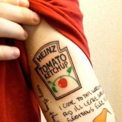 Foto: Instagram. Jedním z nejznámějších podivných tetování Eda Sheerana je replika štítku kečupu z rajčatového kečupu Heinz, který má napuštěný na paži. Sheeran v roce 2013 na twitteru napsal: „Rozčiluje mě, když si restaurace myslí, že jsou příliš dobré na kečup. Na kečup není nikdo příliš dobrý. Kečup je pro vás příliš dobrý. “