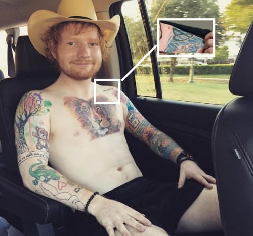 Foto: Instagram. Toto tetování je docela samozřejmé. Jak říká Sheeran: „Měl jsem [popovou kapelu] Rixtona na turné a řekl jsem:‚ Pojďme si udělat tetování - měli bychom dostat ‘Ladz On Tour‘, protože jsme kluci na turné. “ Konec.