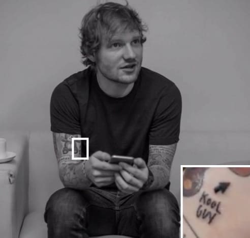 Foto: Instagram Během vystoupení na The Late Late Show v roce 2015 Sheeran a John Mayer obchodovali s trvalým tetováním, přičemž tatínkův návrh každého druhého tajně vytvořil. Mayer skončil s tetováním kočičí tváře na hrudi, zatímco Sheeran si toto tetování na paži poznamenal šípem „Kool Guy“.