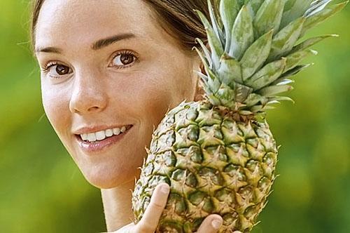 La pulpe d'ananas appliquée sur la peau améliorera son apparence