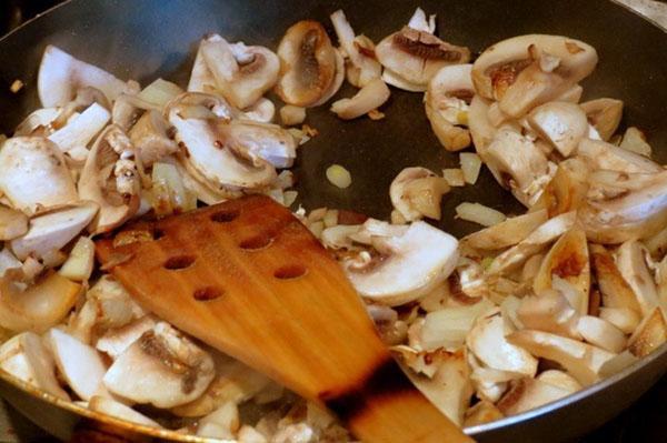 faire revenir l'oignon aux champignons