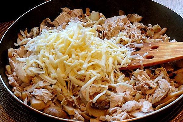 ajouter le poulet et le fromage