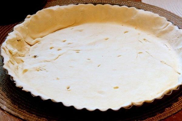 mettre une partie de la pâte dans un moule