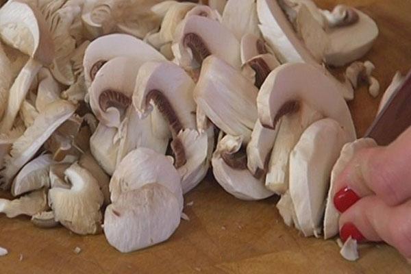 couper les champignons en tranches