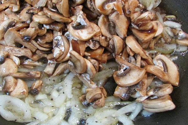 faire revenir les champignons avec les oignons