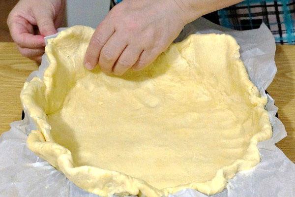 mettre la pâte dans un moule