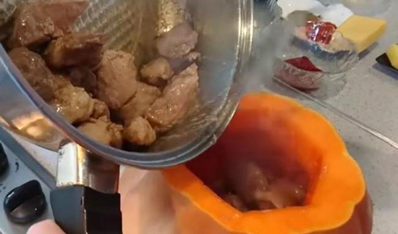 verser la viande dans la citrouille