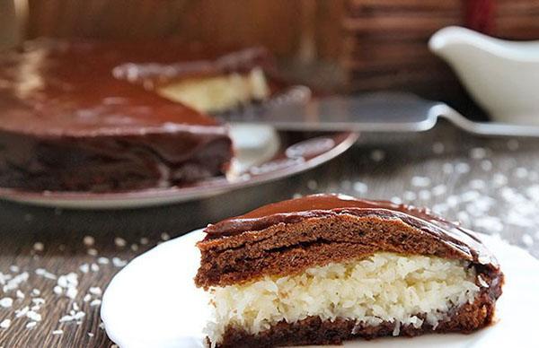 un gâteau à la noix de coco