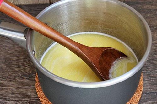 verser la noix de coco dans le lait