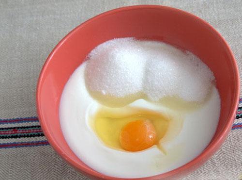 mélanger le kéfir, le sucre et l'oeuf