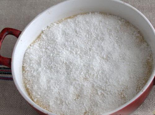 saupoudrer de noix de coco et de sucre