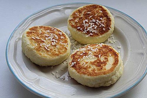 gâteaux de caillé aux flocons de noix de coco