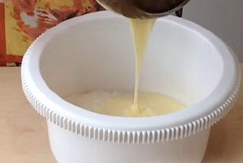 mezclar coco con leche condensada