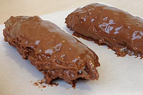 verser le chocolat sur les bonbons