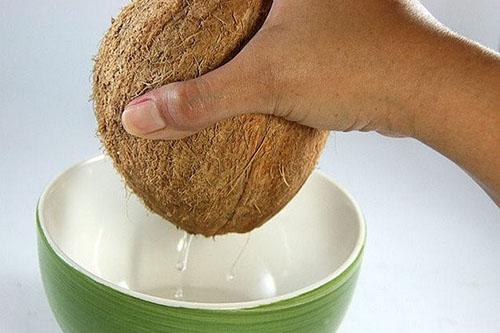 égoutter le jus de noix de coco