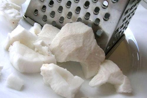 frotter la pulpe de la noix de coco