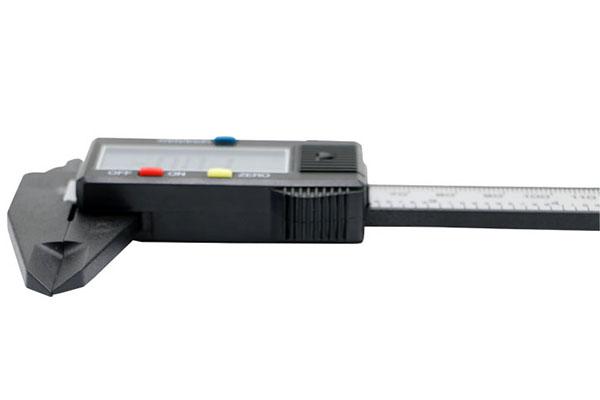 el instrumento está equipado con una pantalla LCD