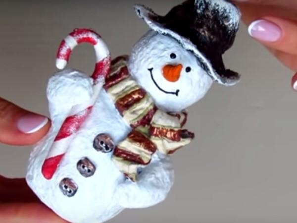 Muñeco de nieve de juguete para árbol de Navidad hecho de papel maché