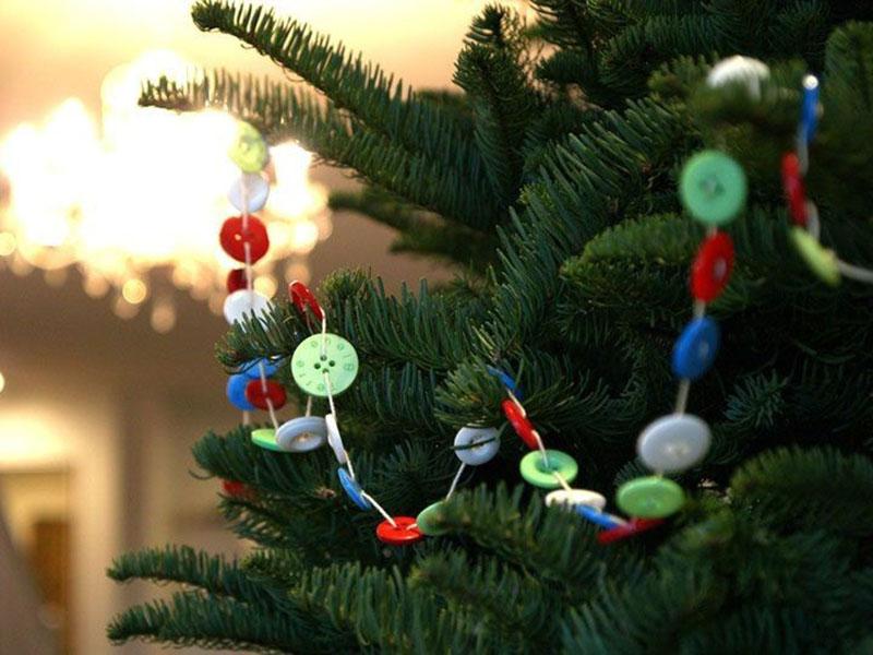 Jouets de Noël DIY : une guirlande de boutons