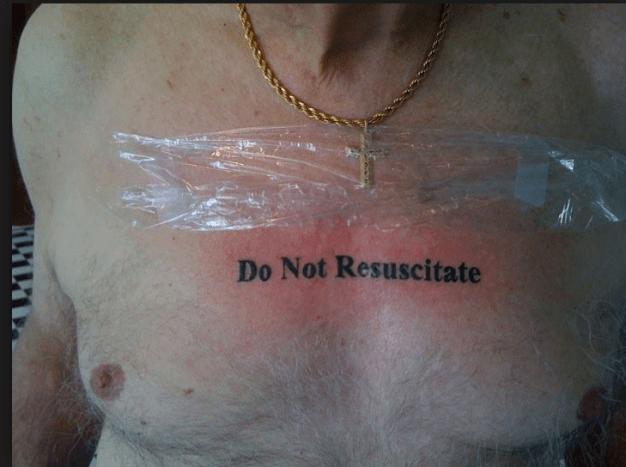 Foto prostřednictvím reddit Případ byl přezkoumán a konečným rozhodnutím bylo uctít tetování DNR.