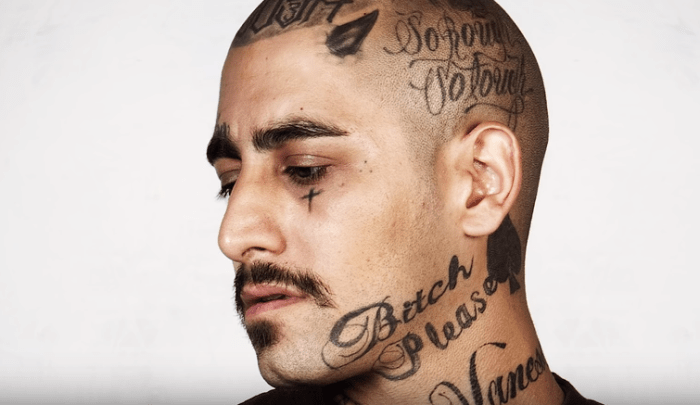 Mann mit Gang-Tattoos im Gesicht