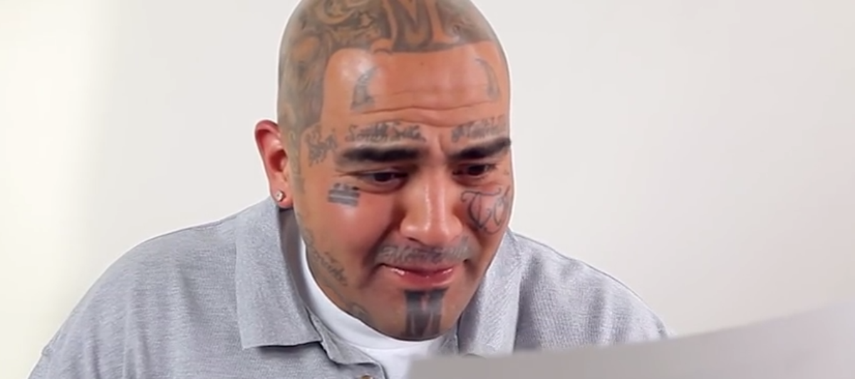 Mann sieht sich ohne Tattoos