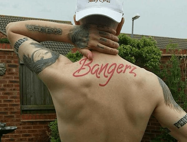 ألبوم Bangerz لعام 2013 لـ Cyrus مرسوم بالحبر الأحمر على ظهره.