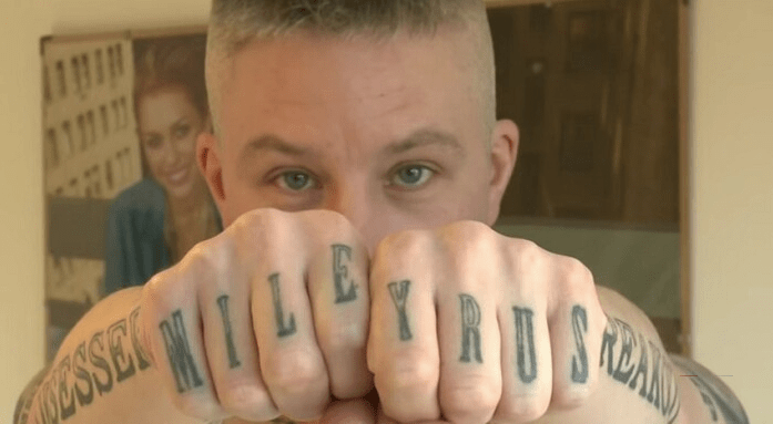 McCoids erstes MC-Tattoo war ihr Name auf seinen Knöcheln.