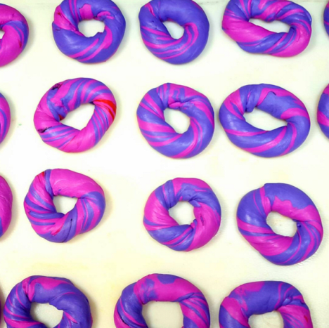 Bagel aus lila und violetter Kirsche.
