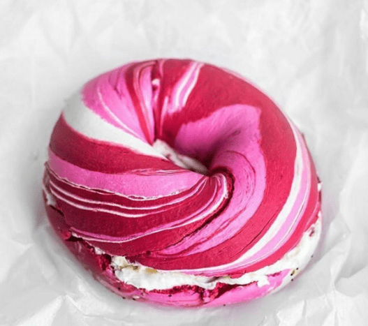 Der Red Velvet Valentinstag-Bagel.