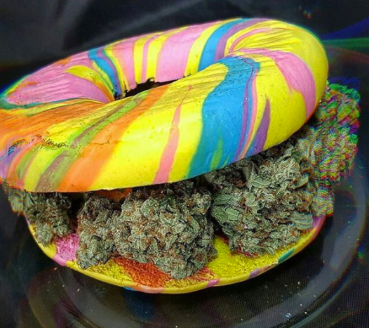Ein Regenbogen-Bagel mit