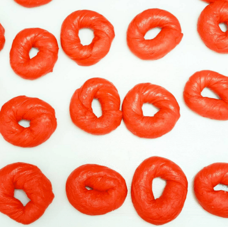 Feuerroter Sriracha-Bagel.