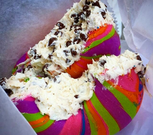 Regenbogen-Bagel mit Cannoli-Frischkäse.