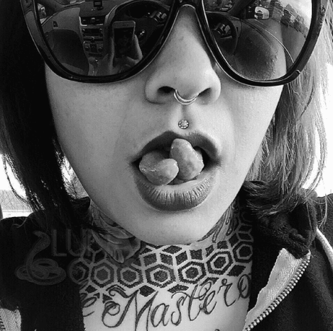 body mod tounge split selfies sluneční brýle odstíny piercing tetování