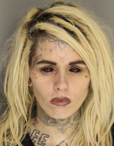 Foto: Lancaster County Sheriff's OfficeDas wachsende Tattoo-Verfahren erregte durch ein Fahndungsfoto, das vom Lancaster County Sheriff's Office von South Carolina auf Facebook gepostet wurde, die Aufmerksamkeit der Mainstream-Welt, berichtet Yahoo Beauty. Morgan Joyce Varn, die bereits viele Tätowierungen um Hals und Gesicht trägt, war die Person, die auf dem Fahndungsfoto des bewaffneten Raubüberfalls angeklagt wurde. Die Leute, die den Beitrag kommentiert haben, scheinen jedoch ihr abscheuliches Verbrechen aufgrund ihrer durchdringenden pechschwarzen Augäpfel völlig übersehen zu haben. Ein Facebook-Nutzer war extrem schockiert und kommentierte: 
