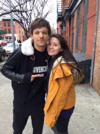 (Superfan ، Ivanna Portilla ، تم تصويرها مع Louis Tomlinson عندما التقيا في نيويورك. الصورة: Ivanna Portilla / Twitter) حظت إيفانا بورتيلا برغبتها في رسم قنفذ رسمها لويس توملينسون عليها. لسوء الحظ ، قال توملينسون إنه لا يستطيع رسم قنفذ (لأن من يستطيع؟) وبدلاً من ذلك كتب لها كلمة 