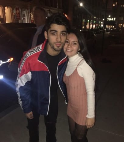 (Ivanna Portilla während ihrer Begegnung mit Zayn Malik. Foto: Ivanna Portilla/Twitter) Portilla ist offensichtlich eine Art Promi-Magnet, oder sie weiß einfach, an welchen Straßenecken sie sich in New York City aufhalten kann, denn in derselben Woche traf sie Tomlinson, Sie traf auch Tomlinsons ehemaligen One Direction-Bandkollegen Zayn Malik, nur ein paar Blocks entfernt. Sie hat Malik jedoch nicht gebeten, etwas für sie zu zeichnen, was auch gut so ist, da die ganze Igel-Sache eine Katastrophe war. Jetzt müssen wir nur noch abwarten, ob Portilla sich dazu entschließt, Tomlinsons Hühnerkratzer zu umarmen und sich das Wort 