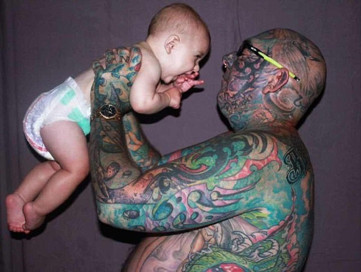 Father-Of-Two utratí 90 000 dolarů na pokrytí celého těla tetováním, Brett Cross, pokryje 99 procent svého těla tetováním, George Siatos, tetování dlaní, tetování jmen, tetování lituje, australské tetování, denní pošta Austrálie, INKED