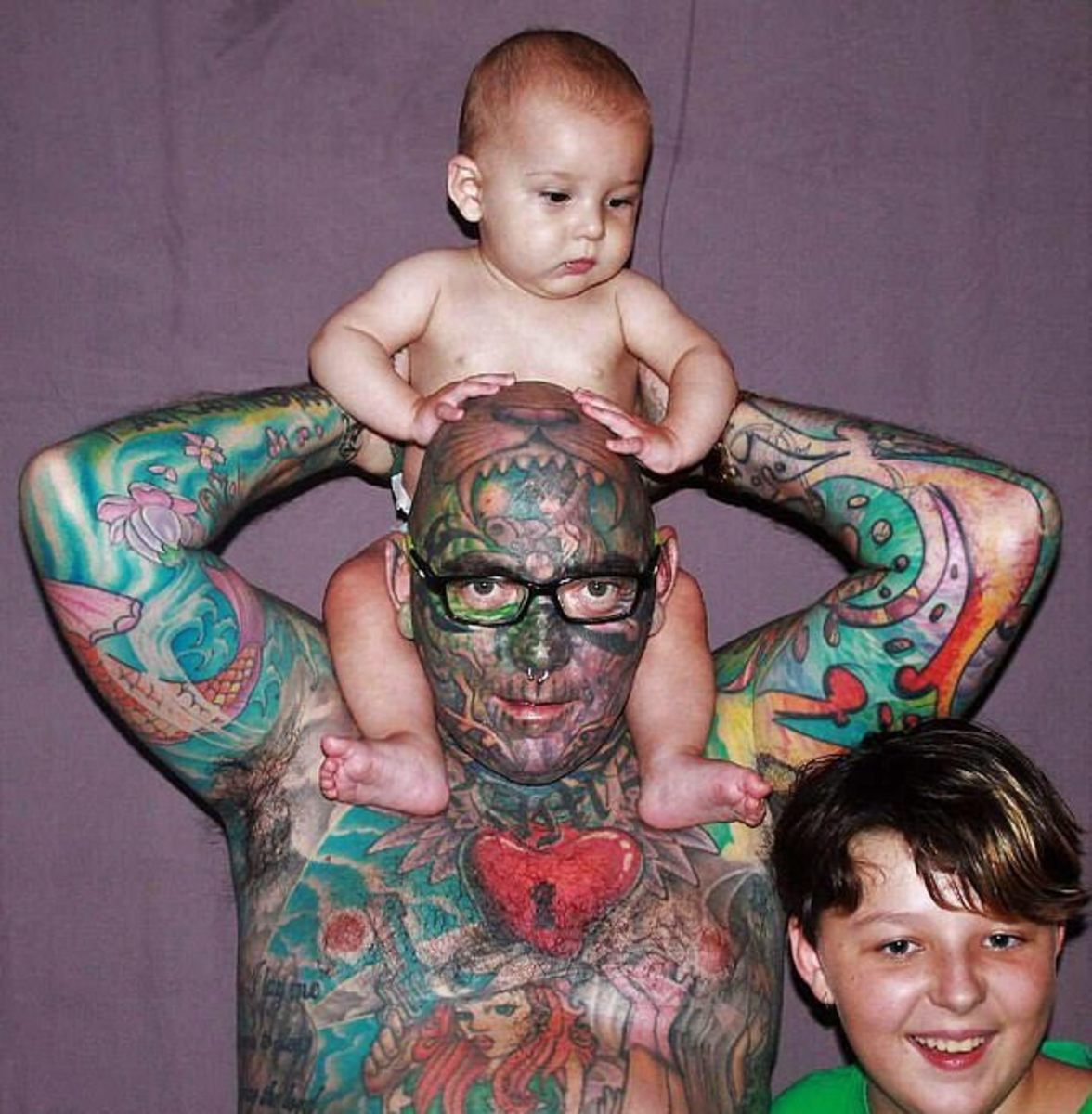 Father-Of-Two utratí 90 000 dolarů na pokrytí celého těla tetováním, Brett Cross, pokryje 99 procent svého těla tetováním, George Siatos, tetování dlaní, tetování jmen, tetování lituje, australské tetování, denní pošta Austrálie, INKED