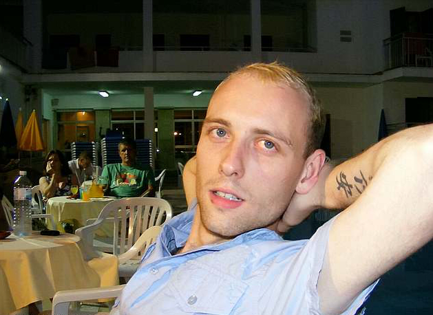 Chris je zobrazen s jednoduchým tetováním na předloktí, než půjde pod jehlu a zakryje si celé tělo. Chris říká, že měl jen 48 hodin tetování na obličeji a 120 hodin na každé paži. Vítězí jeho levá noha, která se dostala pod jehlu na 160 hodin.