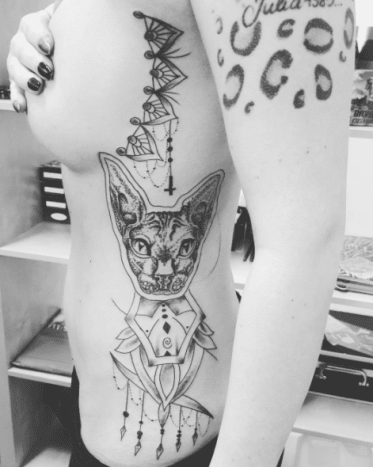 schwarzes und weißes Seitenstück Tattoo