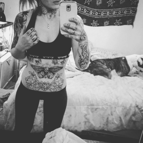 schwarz-weißes Bauch Tattoo Selfie